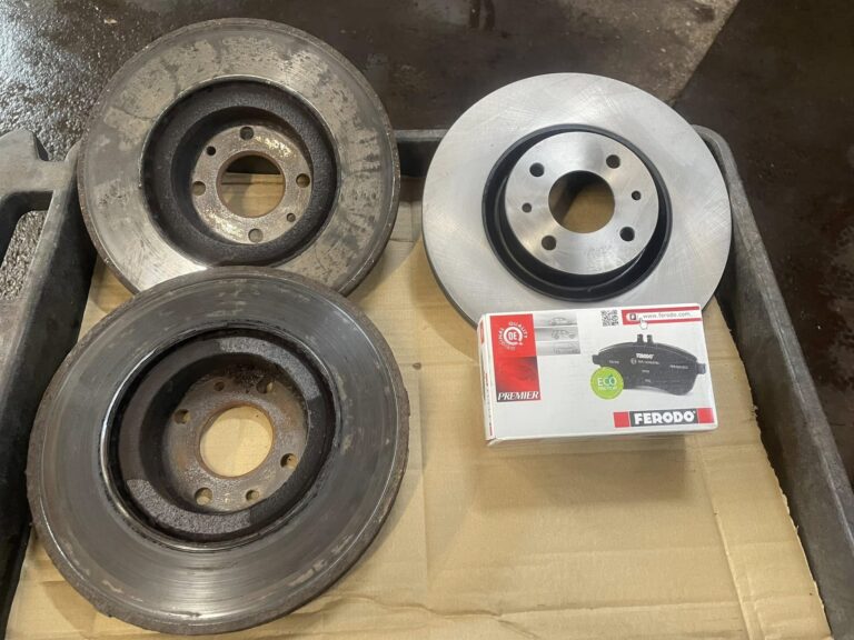 Old and new brake discs and pads